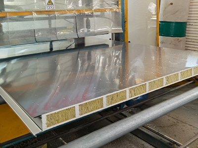 巖棉夾芯板在廠(chǎng)房建設(shè)中如何提升隔熱性能？